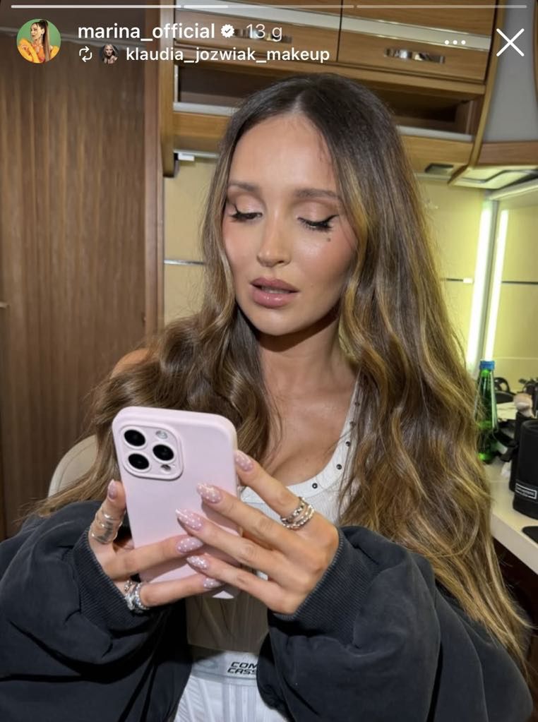 Marina Łuczenko-Szczęsna postawiła na manicure "polka dots" 
