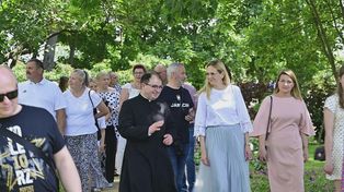 Pierwszy spacer po odnowionym Ogrodzie Plebańskim w Wilkowyi