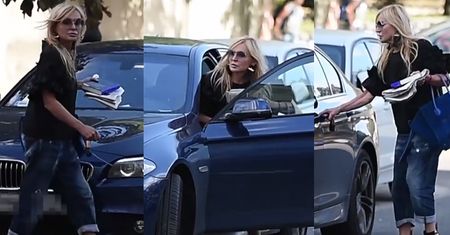 Monika Olejnik wsiada do niebieskiego BMW