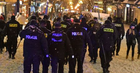 „Głupie i nieodpowiedzialne zachowanie”. Minister Niedzielski ostrzega przed zaostrzeniem restrykcji