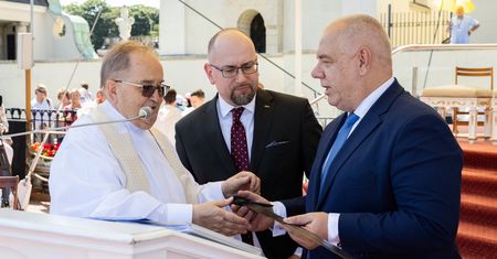 "Opozycja zrobiła aferę". Jacek Sasin o prezencie dla Rydzyka