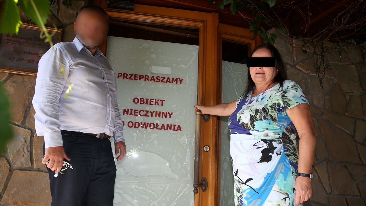 Małgorzata Ch. wraz z jednym ze swoich pracowników stoją przed wejściem do Hoteli Litwor w Zakopanem po tym, jak przejęli go ochroniarze wynajęci przez rodzinę Solorzów 