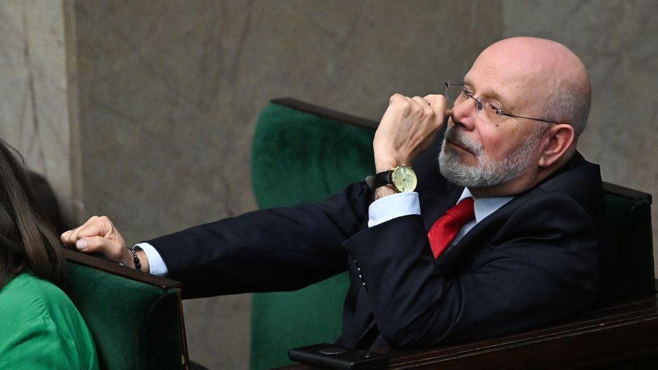 Warszawa, 25.07.2025. Przewodniczący KRRiT Maciej Świrski na sali plenarnej Sejmu w Warszawie w ostatnim dniu posiedzenia, 25 bm. Sejm opowiedział się za postawieniem przewodniczącego Krajowej Rady Radiofonii i Telewizji Macieja Świrskiego przed Trybunałem Stanu. (amb) PAP/Radek Pietruszka