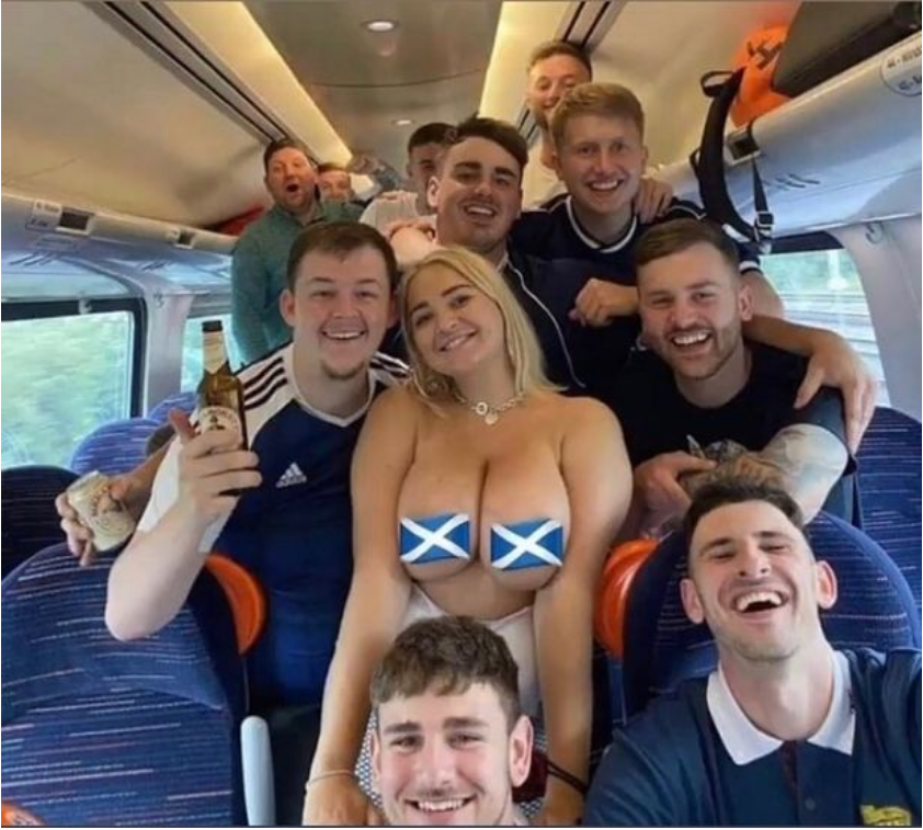 Lana Wolf z kibicami i fanami topless.