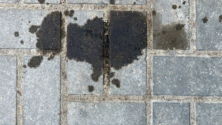 Jak wyczyścić kostkę brukową z plam oleju?