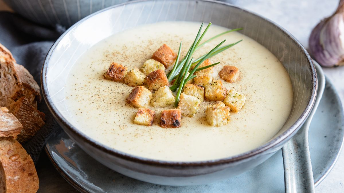 Krem z czosnku smakiem zdecydowanie wyróżnia się wśród zup