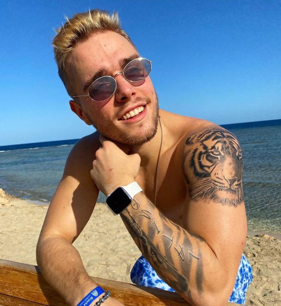 Blondino z "Hotelu Paradise"