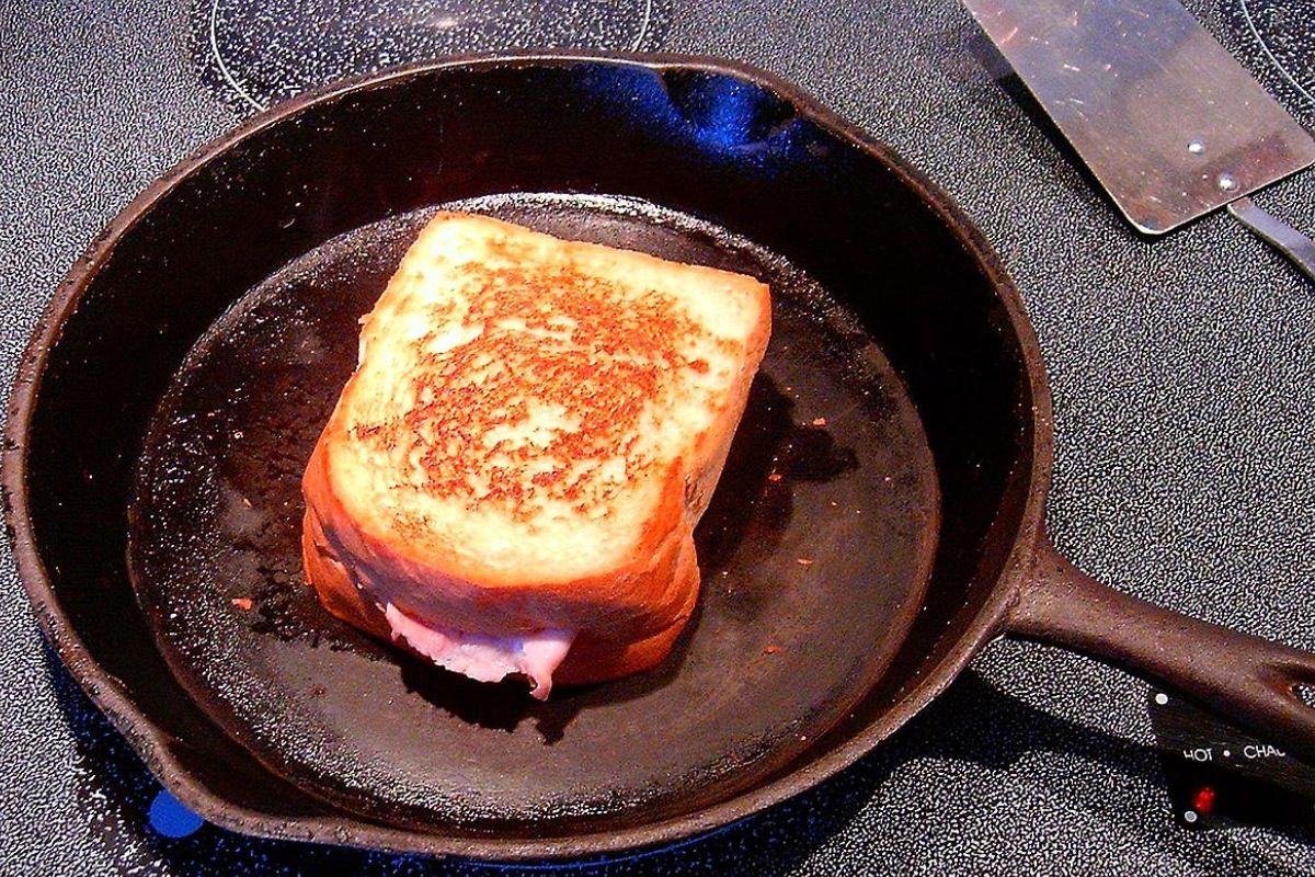 Croque-monsieur z patelni 