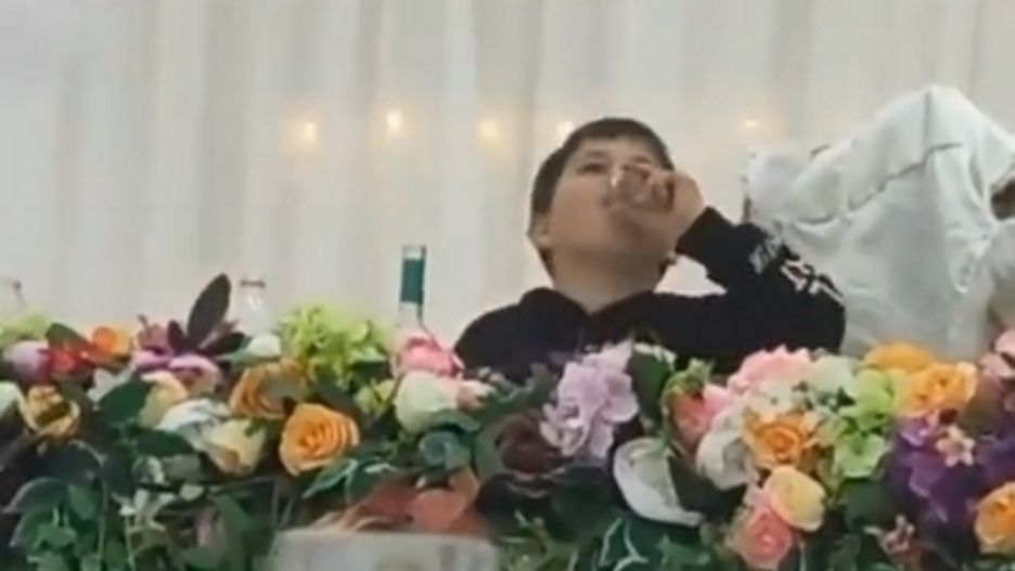 Bulwersujące nagranie. Maluch chwycił kieliszek na weselu