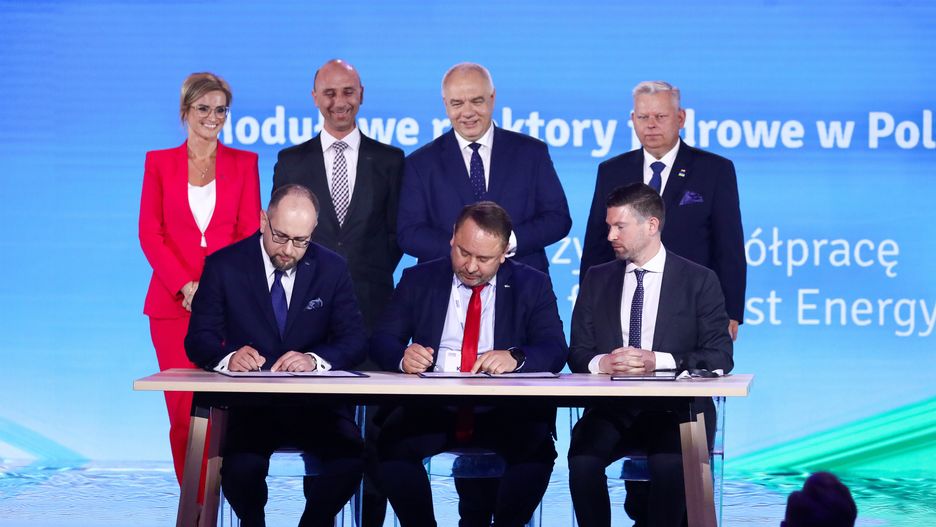 Od lewej dokumenty podpisują prezes Enei Tomasz Siwak i były już członek zarządu ds. handlowych Tomasz Siwak.