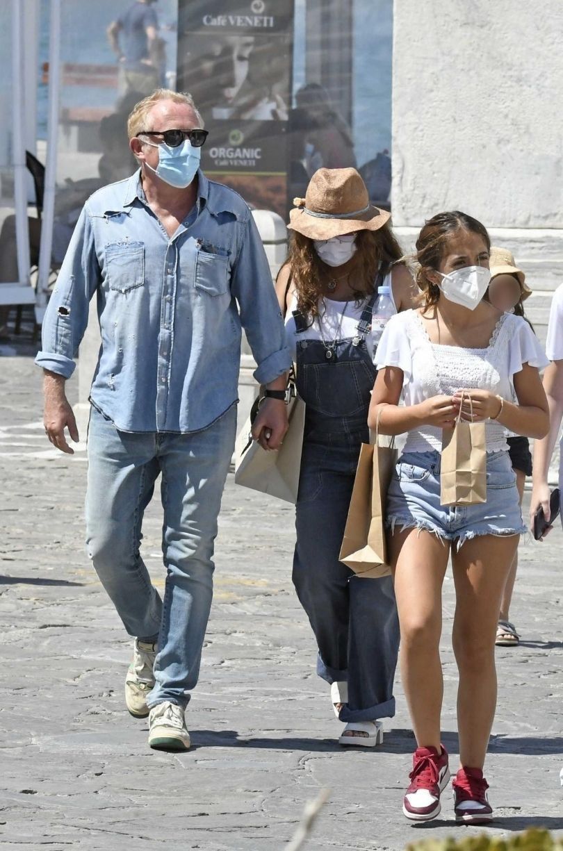 Salma Hayek z rodziną spaceruje po Mykonos