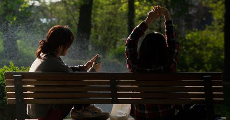Młode pokolenie woli pisać niż rozmawiać twarzą w twarz, woli Snapchata od Facebooka