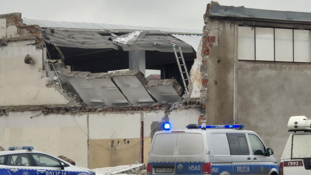 Zawalony dach hali w Mławie.