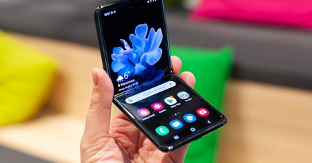 Czy składane smartfony to przyszłość? Samsung Galaxy Z Flip to dopiero początek