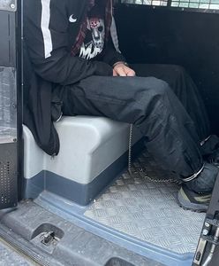 Atak przed bankiem. Starszy mężczyzna dostał cios nożem