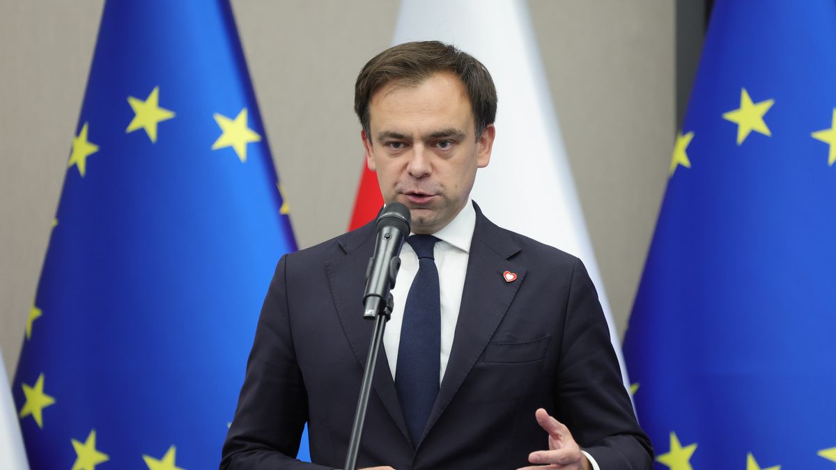 Warszawa, 08.08.2025. Minister finansów i gospodarki Andrzej Domański podczas briefingu prasowego w gmachu Ministerstwa Finansów w Warszawie, 8 bm. Spotkanie dot. zmian w ustawie o fundacji rodzinnej. (ad) PAP/Szymon Pulcyn