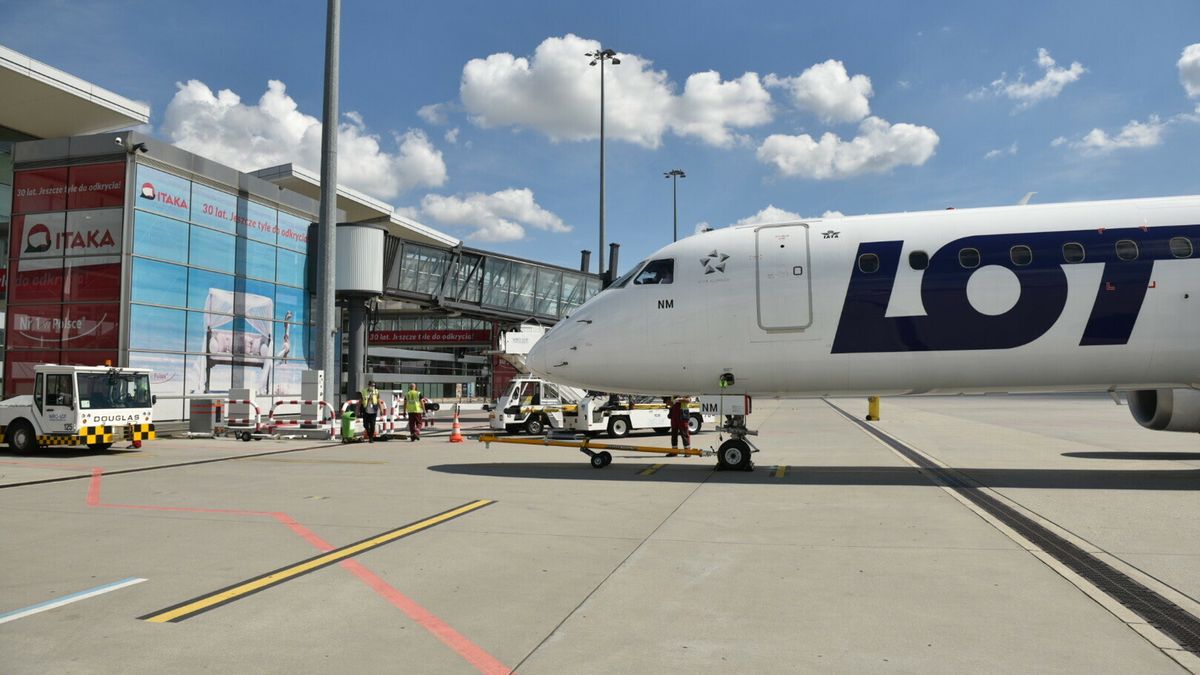 Stewardessa mająca kontrakt B2B w PLL LOT wygrała w sądzie o uznanie stosunku pracy