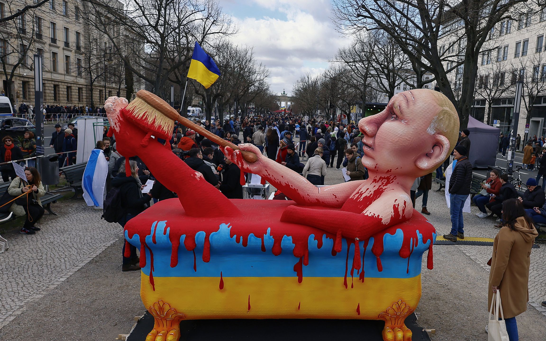 People attend a protest against the Putin regime in front of the Russian embassy in Berlin, Germany, 17 March 2024. Parallel to the presidential election in Russia, people are protesting on the streets with the slogan, 'No more Putin, war, lies, and repression'. EPA/HANNIBAL HANSCHKE Dostawca: PAP/EPA.