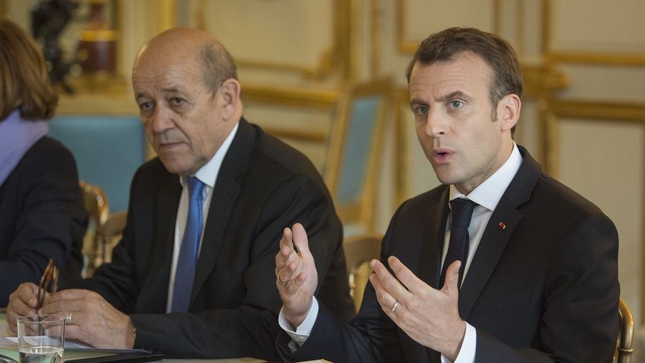 Szef MSZ Francji Jean-Yves Le Drian i prezydent Emmanuel Macron