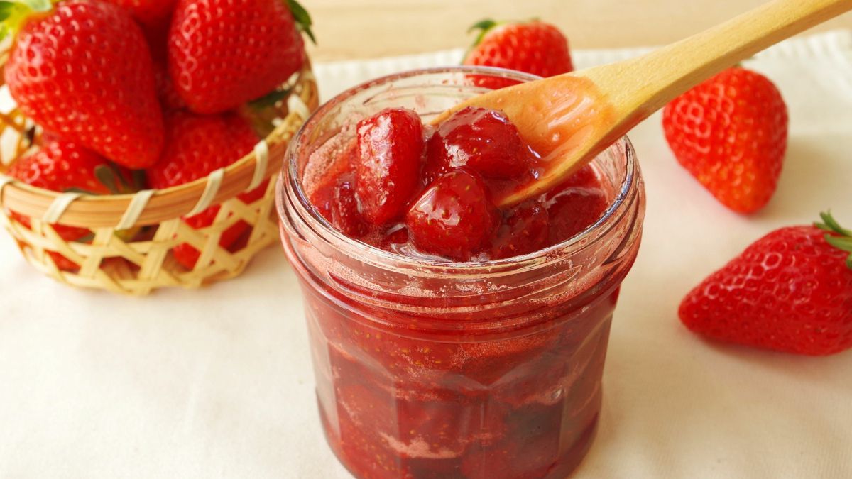 Domowy dżem truskawkowy w słoiczku