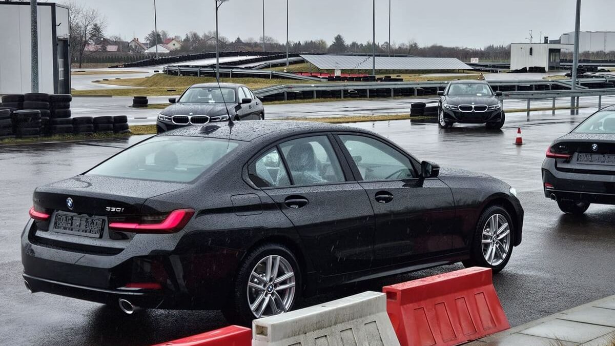 Policjanci szkolili technikę jazdy nowymi nieoznakowanymi radiowozami BMW na terenie ODTJ Lublin