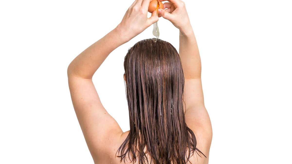 Żółtko z jajek zawiera wiele witamin i minerałów które doskonale nawilżają włosy