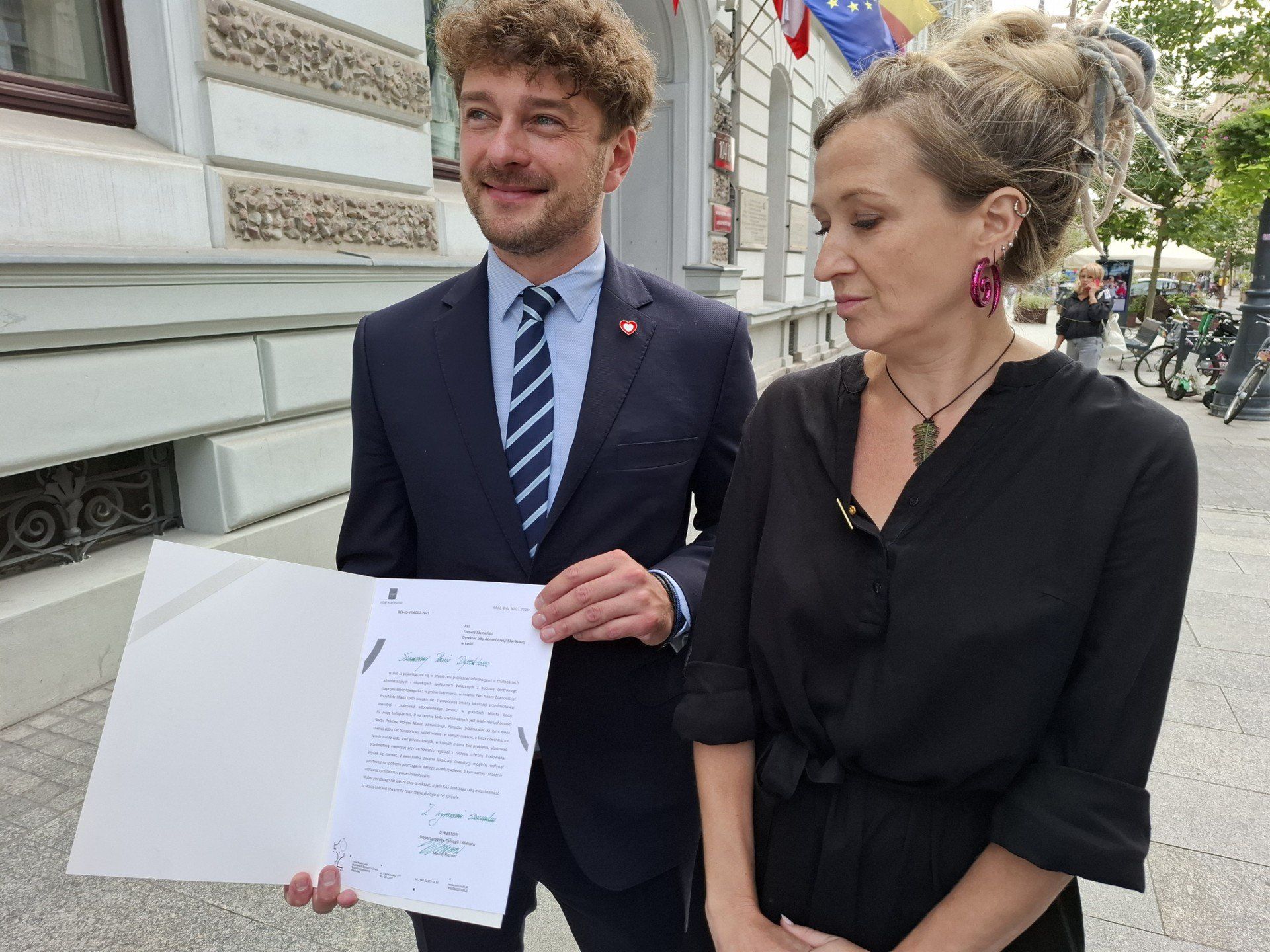 Magdalena Gałkiewicz i Maciej Riemer podczas konferencji 31 lipca 2025 przekazali informację dotyczącą propozycji prezydent Hanny Zdanowskiej, przeniesienia planowanej budowy magazynu depozytowego Krajowej Administracji Skarbowej do Łodzi.