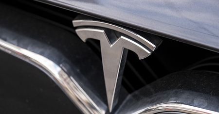 Tesla na autopilocie zderzyła się z ciężarówką. Kierowca oskarżony o "nieostrożną jazdę"