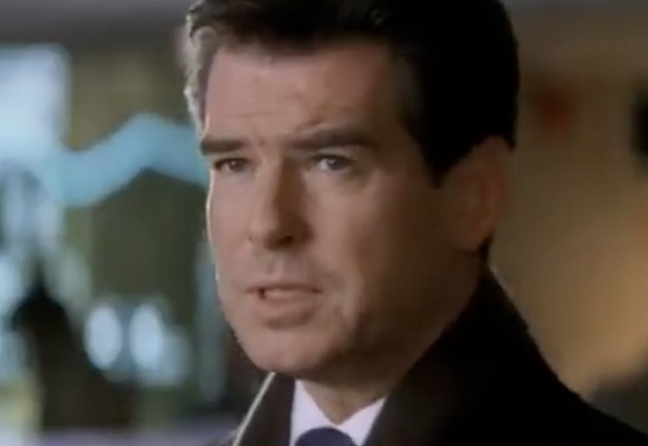 Pierse Brosnan w filmie "Śmierć nadejdzie jutro"