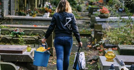 Sprzątanie na cmentarzu tylko na jej barkach. "Na grób zawsze jeżdżę sama"
