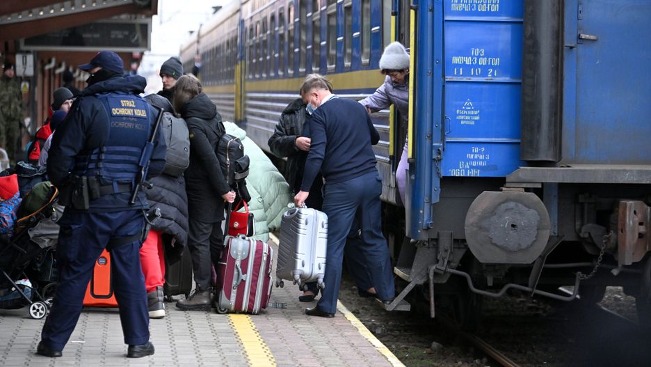 Przemyśl, 25.02.2022. Pociąg relacji Odessa-Przemyśl na dworcu kolejowym Przemyśl Główny, 25 bm. (amb) PAP/Darek Delmanowicz