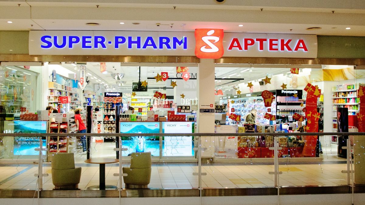 East News archiwum6
fot. Michal Wozniak/East News  Warszawa  05.12.2018  Witryny w miescie  n/z: Super-Pharm Apteka - Galeria Blue City
MICHAL WOZNIAK