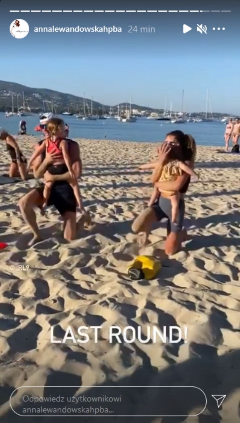 Anna i Robert Lewandowscy trenują na plaży w towarzystwie córek
