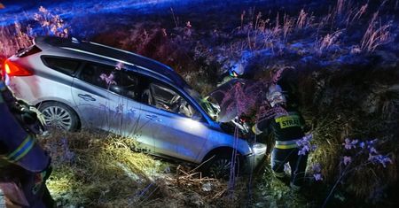 Droga była oblodzona, na zakręcie pojechał prosto. Auto wpadło do rowu