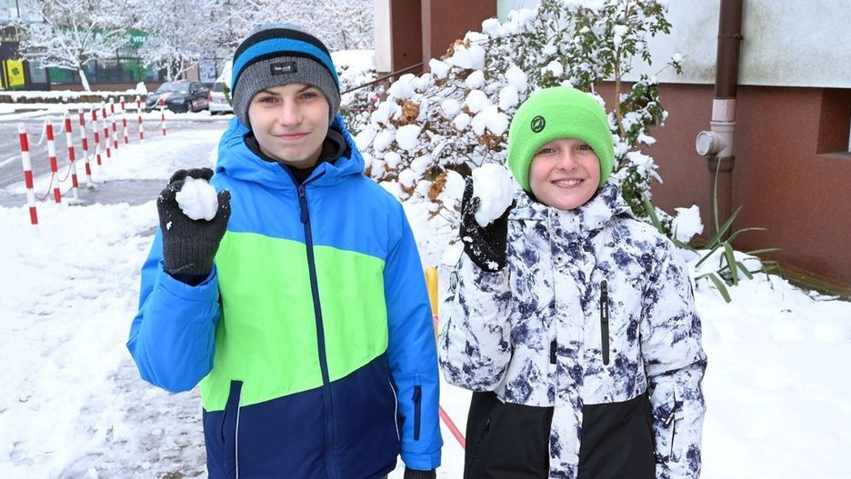 Mokry śnieg pokazał piękno wczesnej zimy, a dzieciom dał wiele radości.