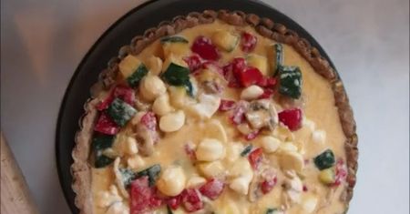 Quiche z serem kozim, papryką i cukinią