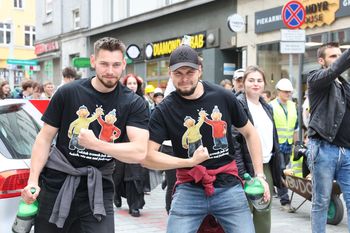 Roztańczeni studenci na rynku w Gliwicach. Igry 2025 czas zacząć. Przyszli w odlotowych strojach. Kreatywność Politechniki nie ma granic