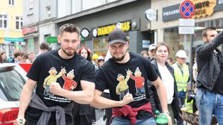 Roztańczeni studenci na rynku w Gliwicach. Igry 2025 czas zacząć. Przyszli w odlotowych strojach. Kreatywność Politechniki nie ma granic