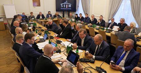 Suski słownie zaatakował Adamowicza. Krzyki i wulgaryzmy na komisji