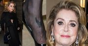 75-letnia Catherine Deneuve pozuje z tatuażem na stopie (FOTO)
