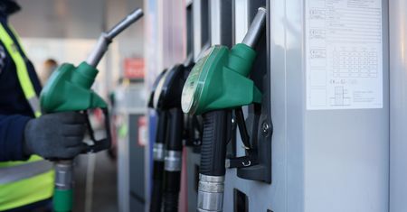 Na długi weekend ceny na stacjach niższe. Dobra wiadomość dla kierowców