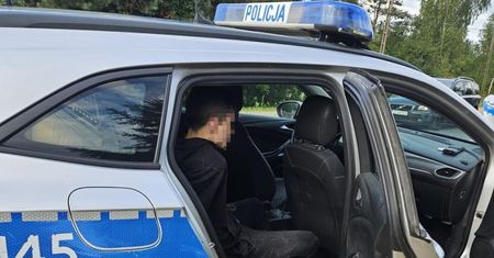Uciekał mercedesem przed policją i uderzył w dwa auta. Miał sądowy zakaz prowadzenia