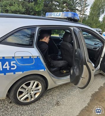 Uciekał mercedesem przed policją i uderzył w dwa auta. Miał sądowy zakaz prowadzenia