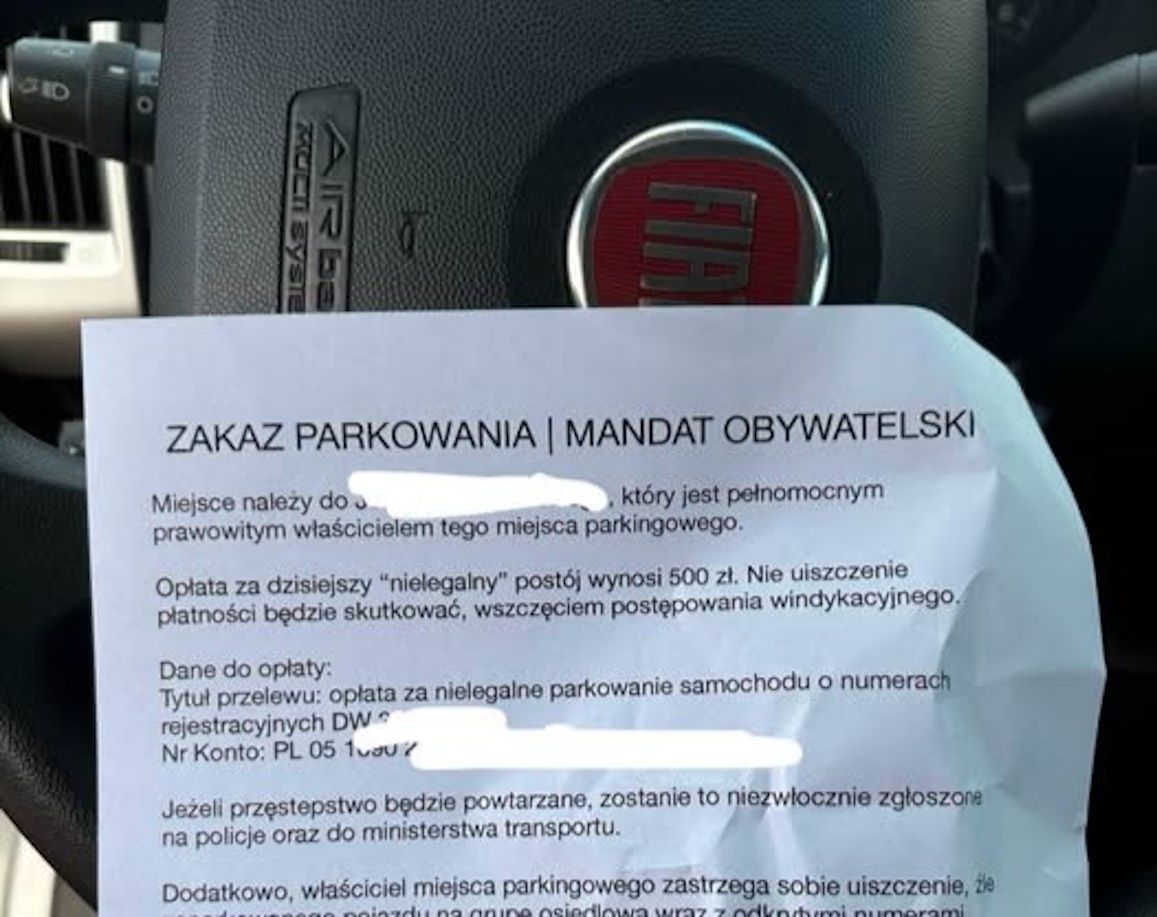 Kurier zaparkował na osiedlu. Pokazał "mandat obywatelski"