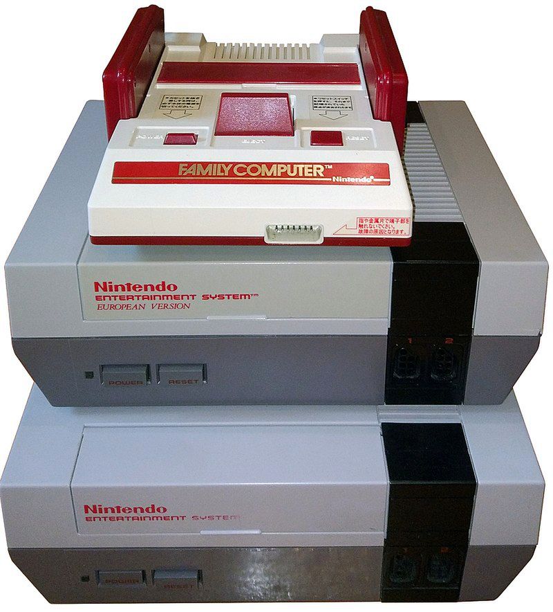 Japoński, europejski i amerykański model NES-a. Źródło grafiki: Wikipedia.