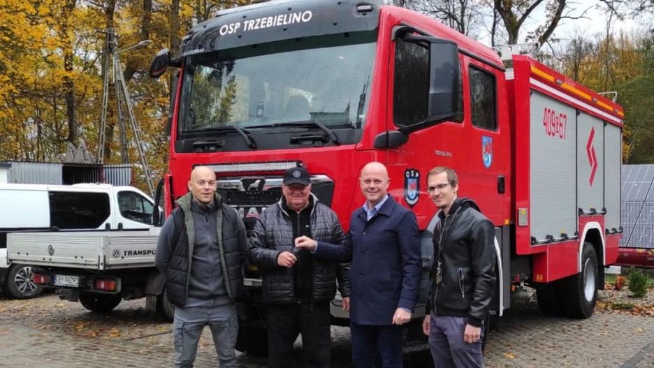 Jednostka OSP Trzebielino garażu ma teraz dwa wozy strażackie marki MAN