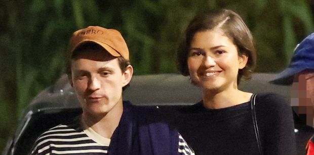 Wyluzowany Tom Holland i rozanielona Zendaya uwiecznieni na kolacji z przyjaciółmi. Nigdy nie wyglądali na bardziej zakochanych? (FOTO)