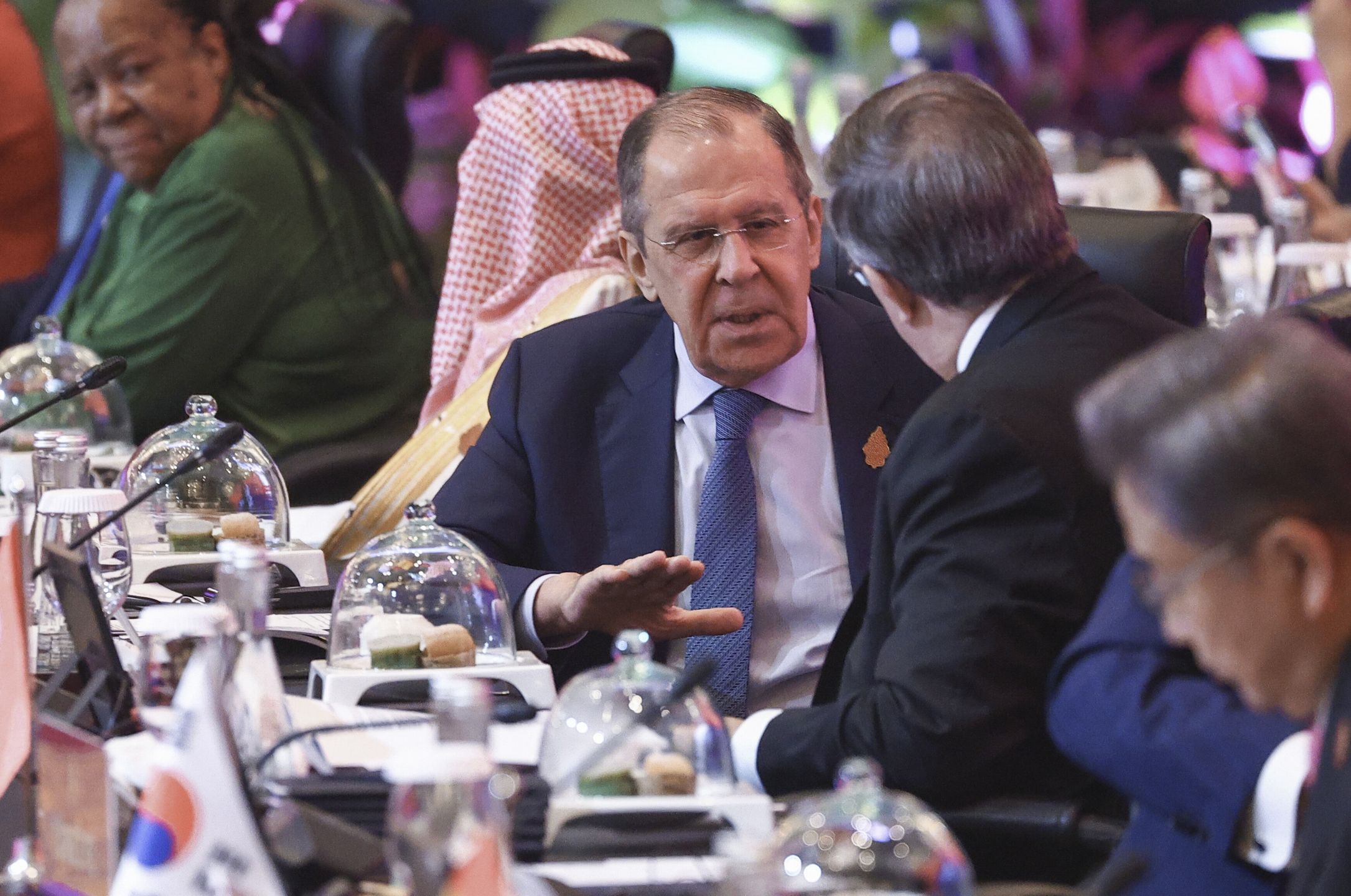 A handout photo made available by the Russian Foreign Ministry press service shows Russian Foreign Minister Sergey Lavrov (C) talking with Mexican Foreign Affairs Secretary Marcelo Ebrard (2-R) before the start of the opening session of the G20 Foreign Ministers' Meeting in Nusa Dua, Bali, Indonesia, 08 July 2022. Bali hosts the two-day G20 Foreign Ministers Meeting from 07 to 08 July 2022. EPA/RUSSIAN FOREIGN MINISTRY PRESS SERVICE / HANDOUT HANDOUT EDITORIAL USE ONLY/NO SALES Dostawca: PAP/EPA.