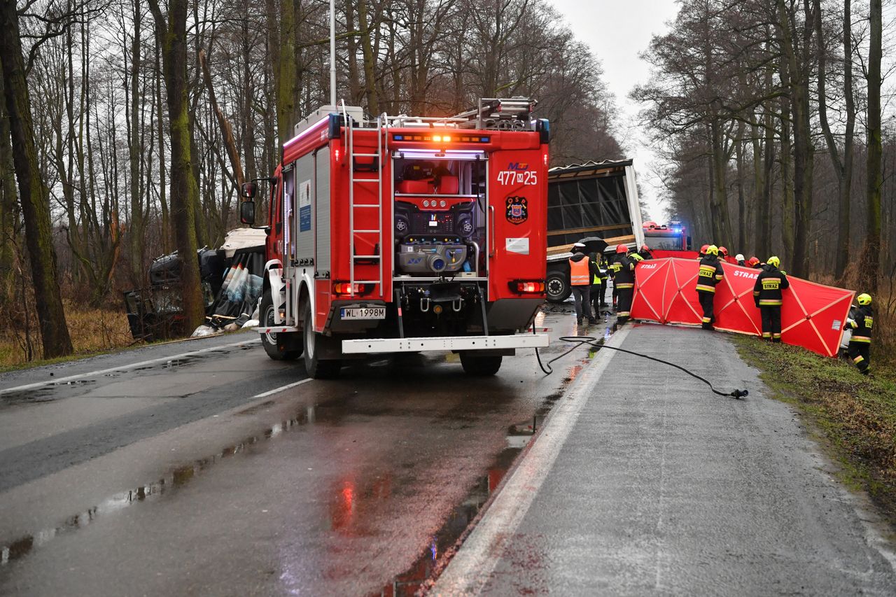 Mazowieckie. Śmiertelny wypadek w Nieporęcie. Pojazd osobowy zderzył się z ciężarowym