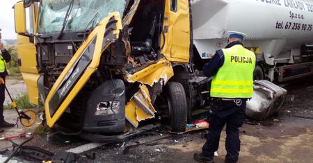 Wielkopolska. Wypadek na przejeździe kolejowym. Zderzyły się dwie ciężarówki na DK11